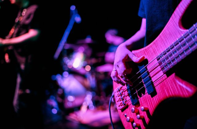 グラスハート(Netflixドラマ)の楽器は本当に演奏してる?ライブでのピアノやギターはガチか徹底検証!