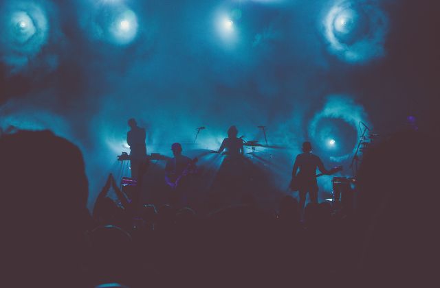 グラスハート(Netflixドラマ)の楽器は本当に演奏してる?ライブでのピアノやギターはガチか徹底検証!